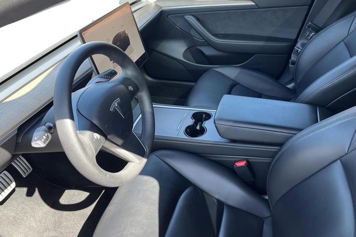 Sort Tesla Model 3 fra 2022