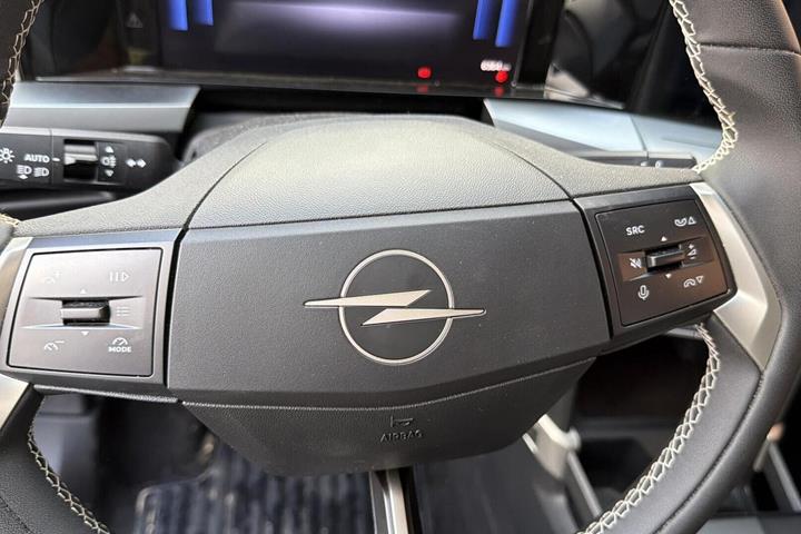 Blå Opel Frontera fra 2025