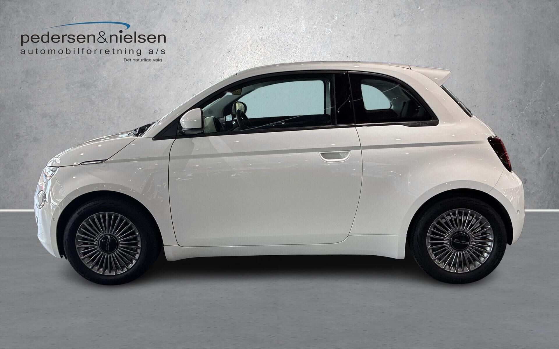 Hvid Fiat 500e fra 2023