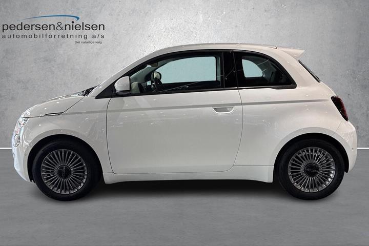 Hvid Fiat 500e fra 2023