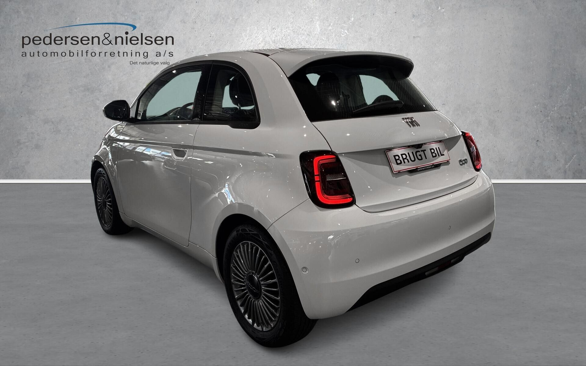 Hvid Fiat 500e fra 2023