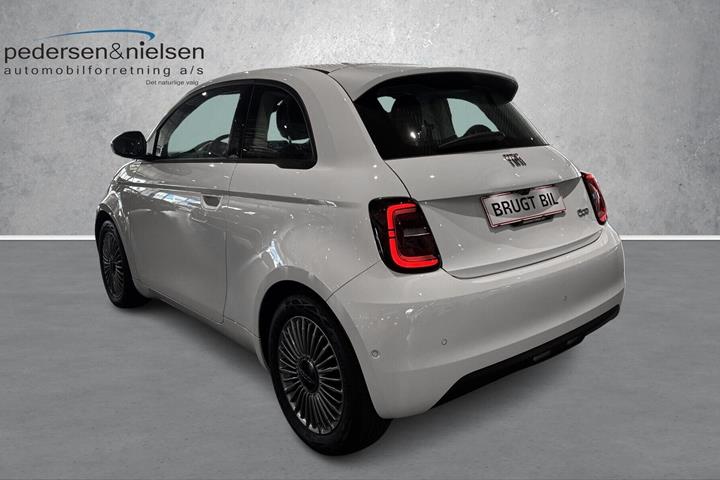 Hvid Fiat 500e fra 2023