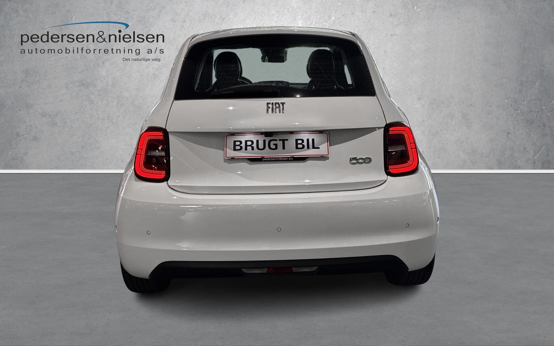 Hvid Fiat 500e fra 2023