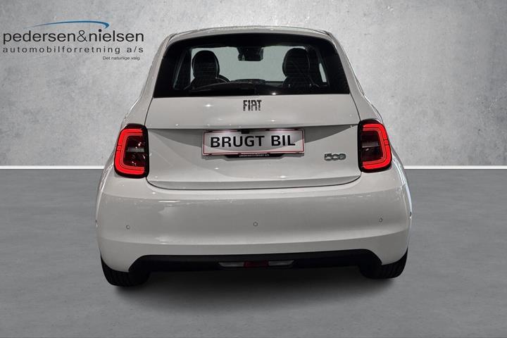 Hvid Fiat 500e fra 2023