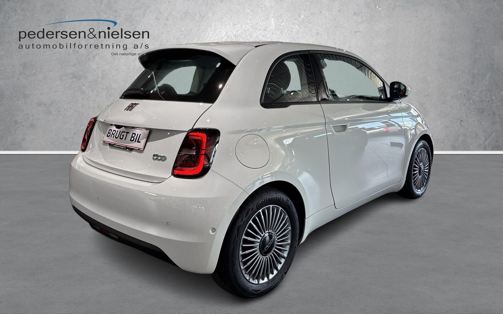 Hvid Fiat 500e fra 2023