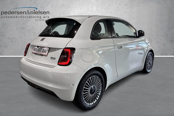 Hvid Fiat 500e fra 2023