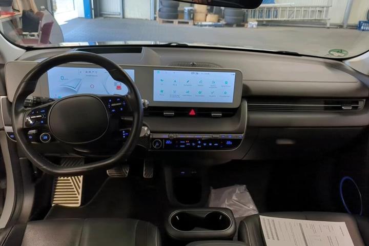 Grå Hyundai Ioniq 5 fra 2023