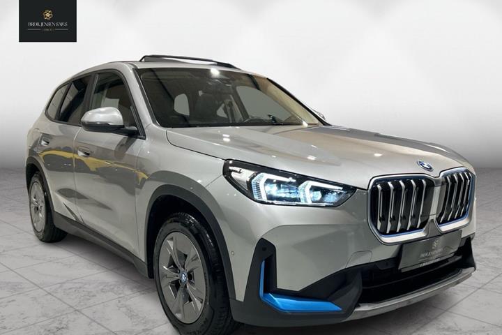 Sølv BMW iX1 fra 2023 set udefra
