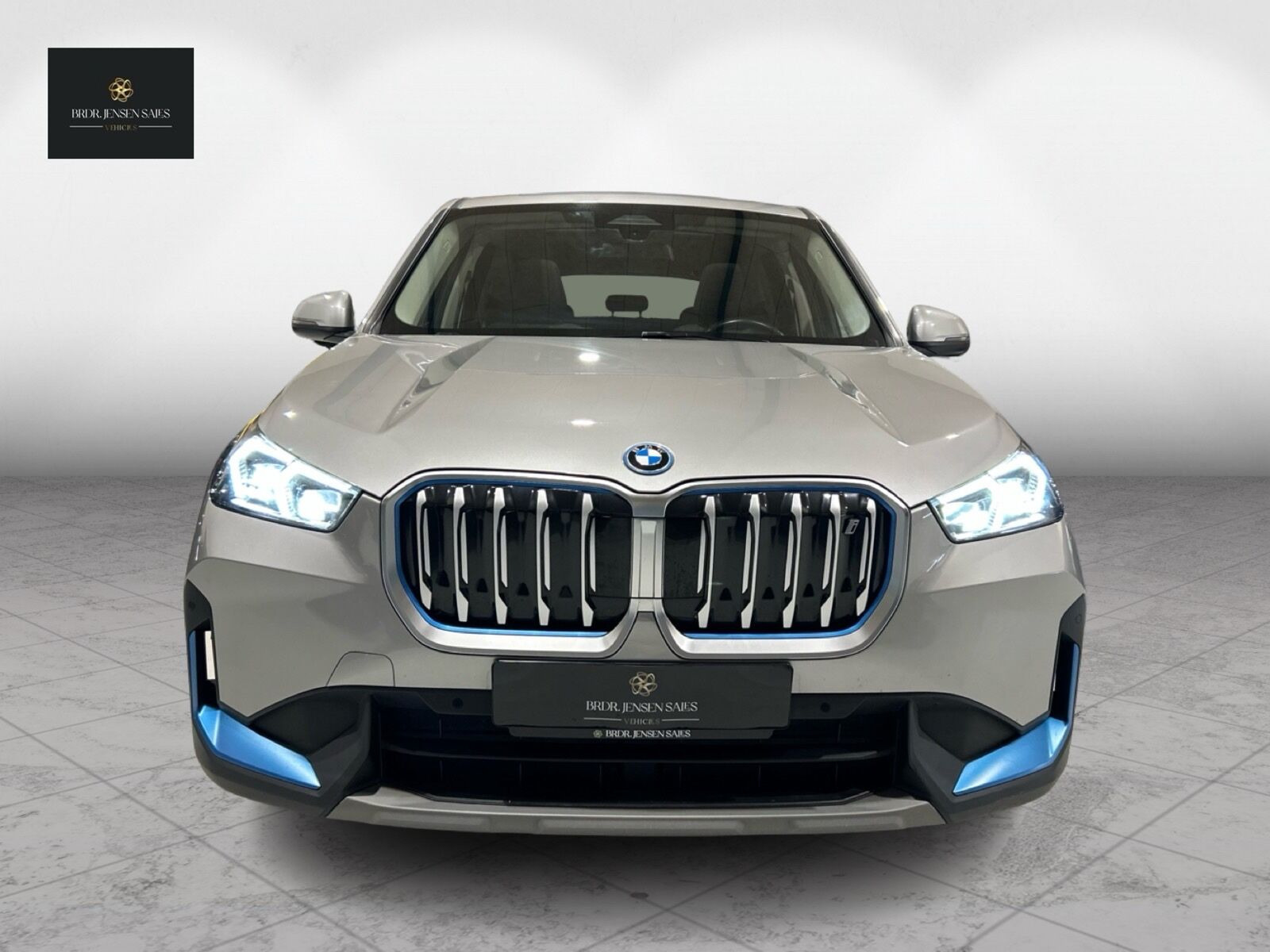 Sølv BMW iX1 fra 2023