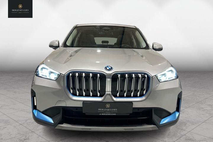 Sølv BMW iX1 fra 2023