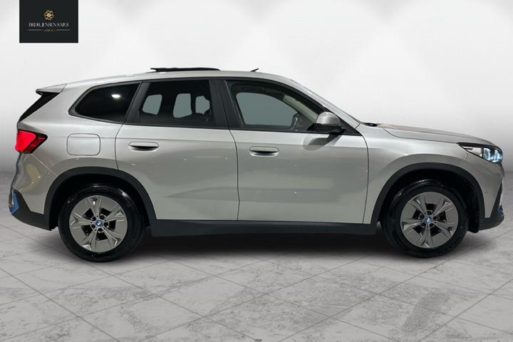 Sølv BMW iX1 fra 2023