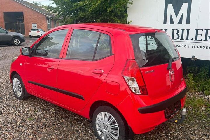 Rød Hyundai i10 fra 2010