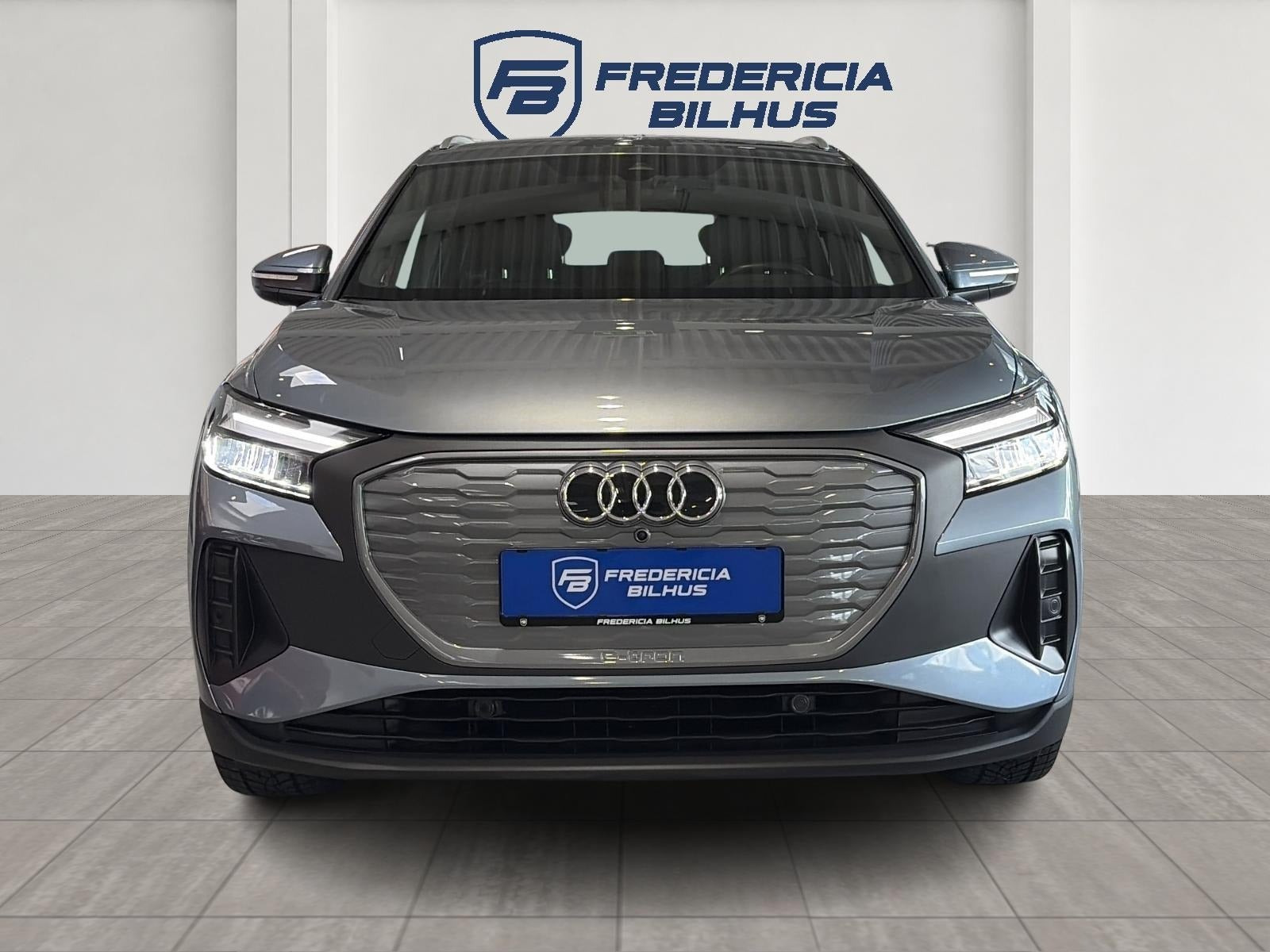 Grå Audi Q4 e-tron fra 2023