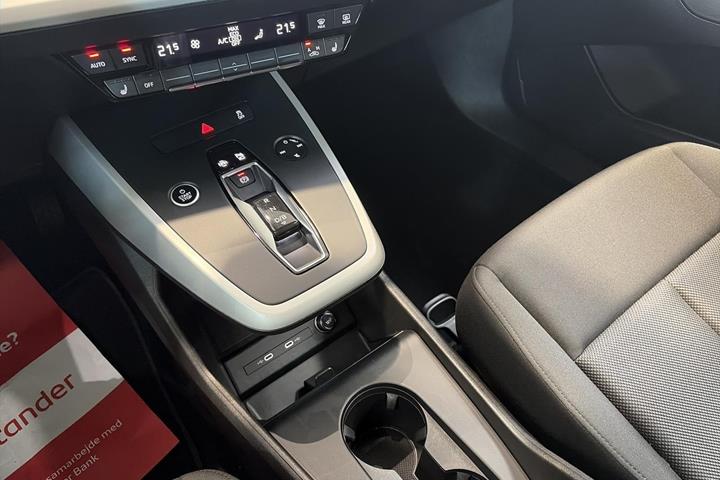 Grå Audi Q4 e-tron fra 2023