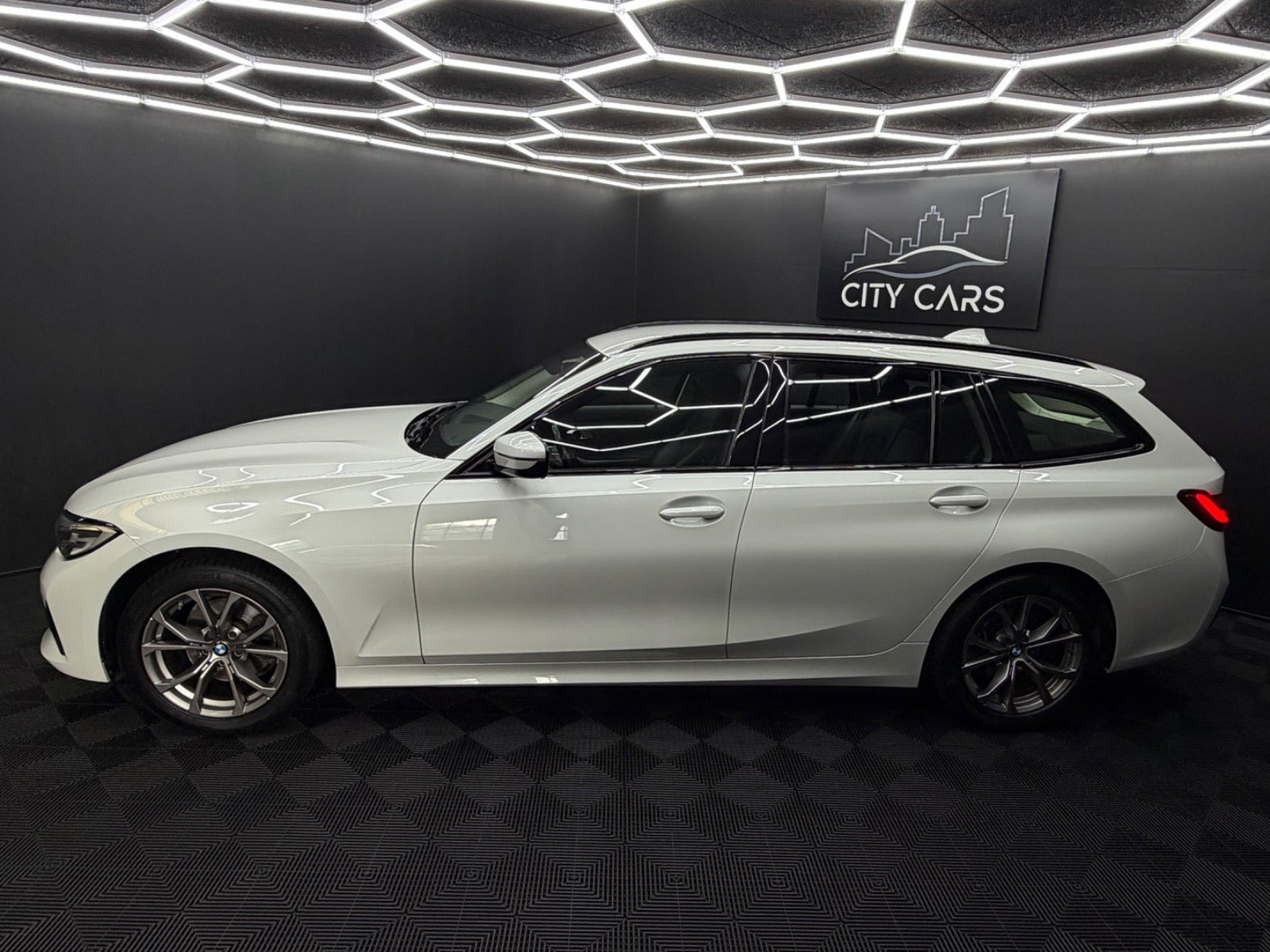 Hvid BMW 320d fra 2021