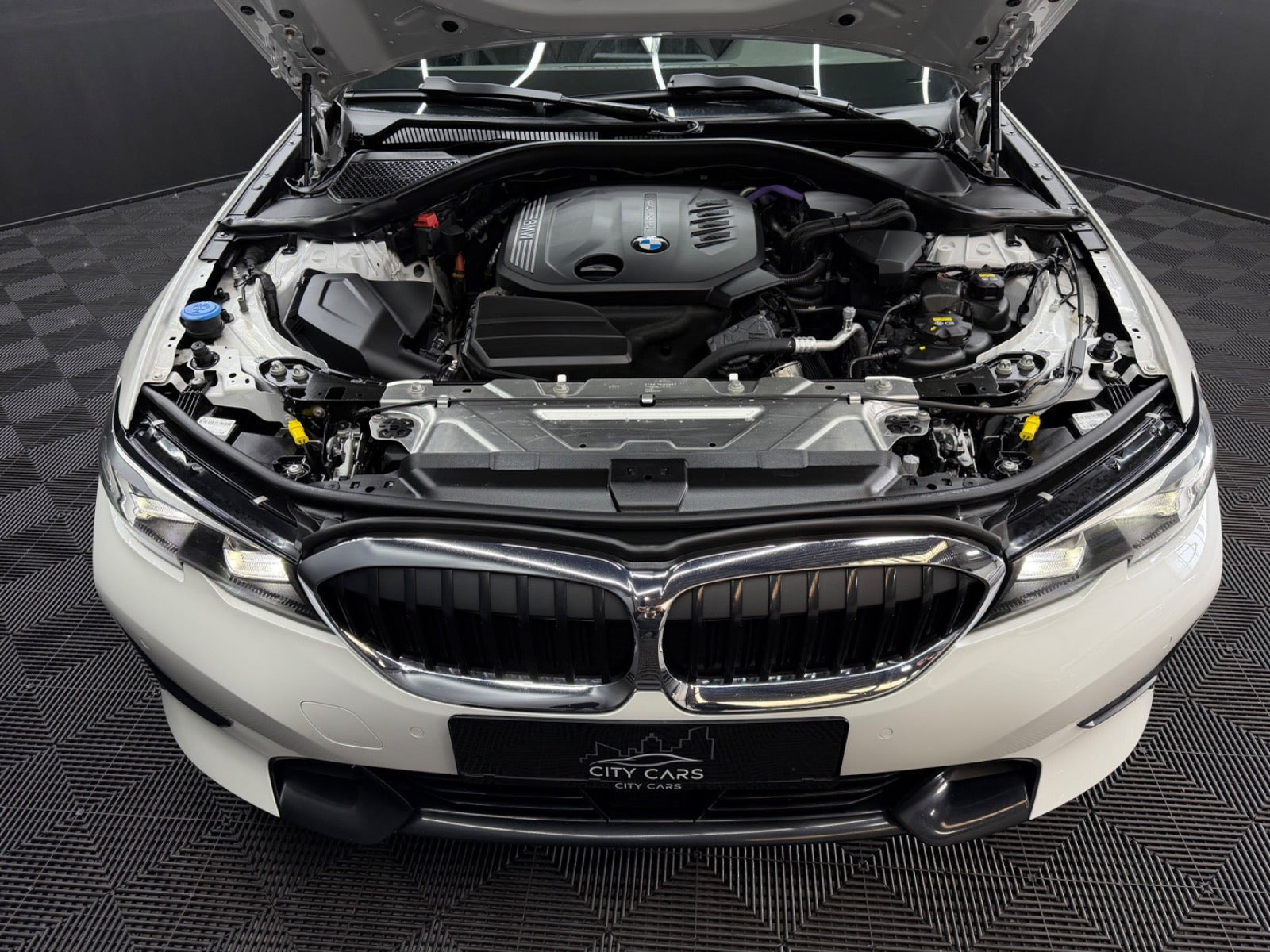 Hvid BMW 320d fra 2021