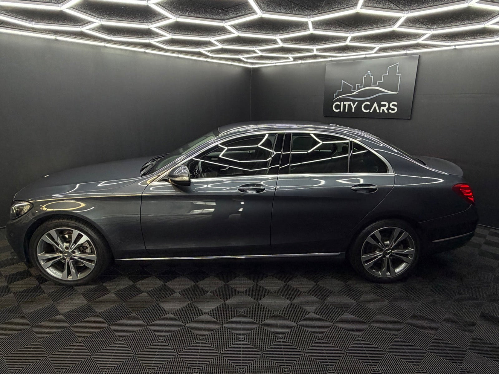 Grå Mercedes C200 fra 2015