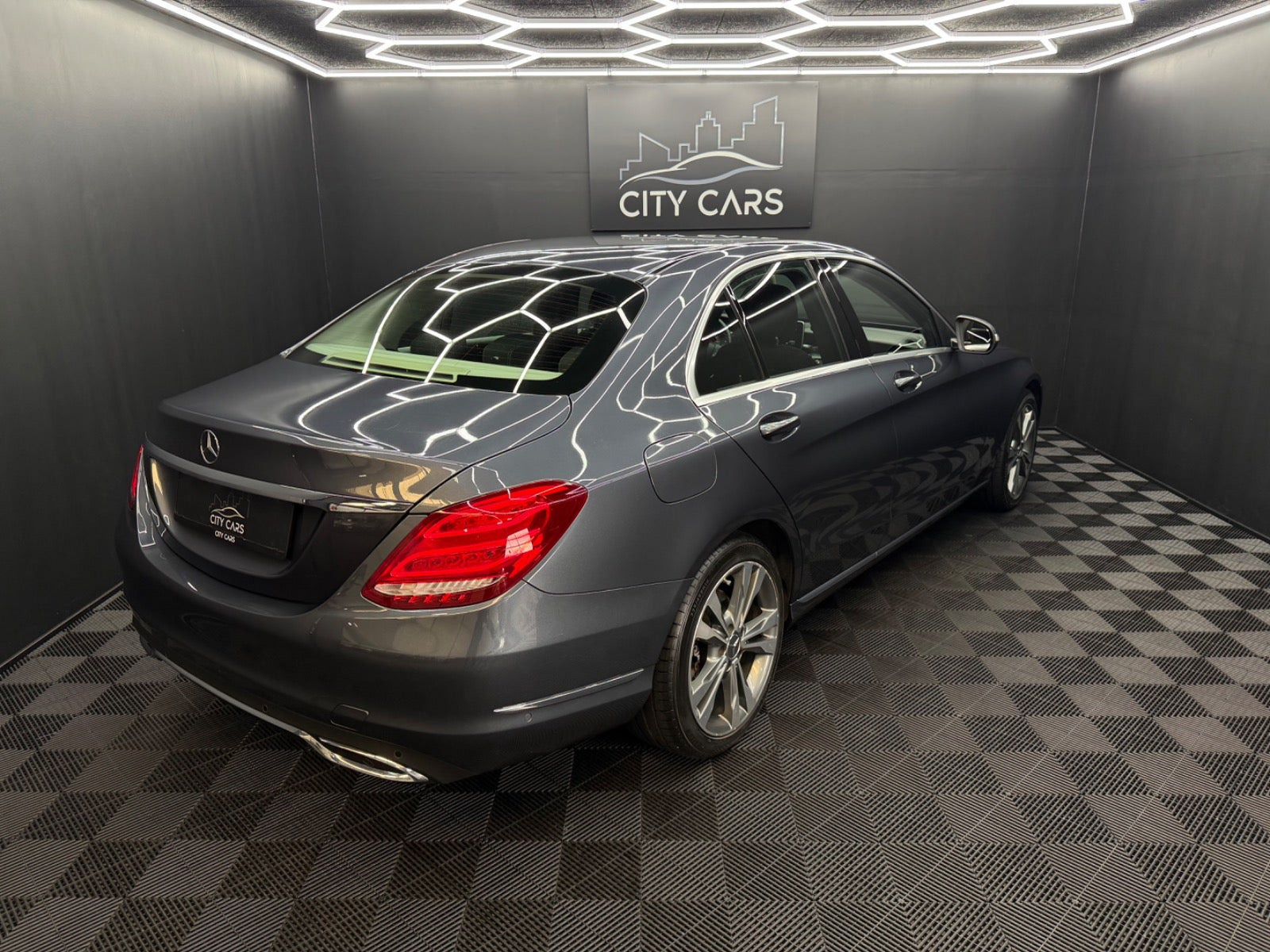 Grå Mercedes C200 fra 2015