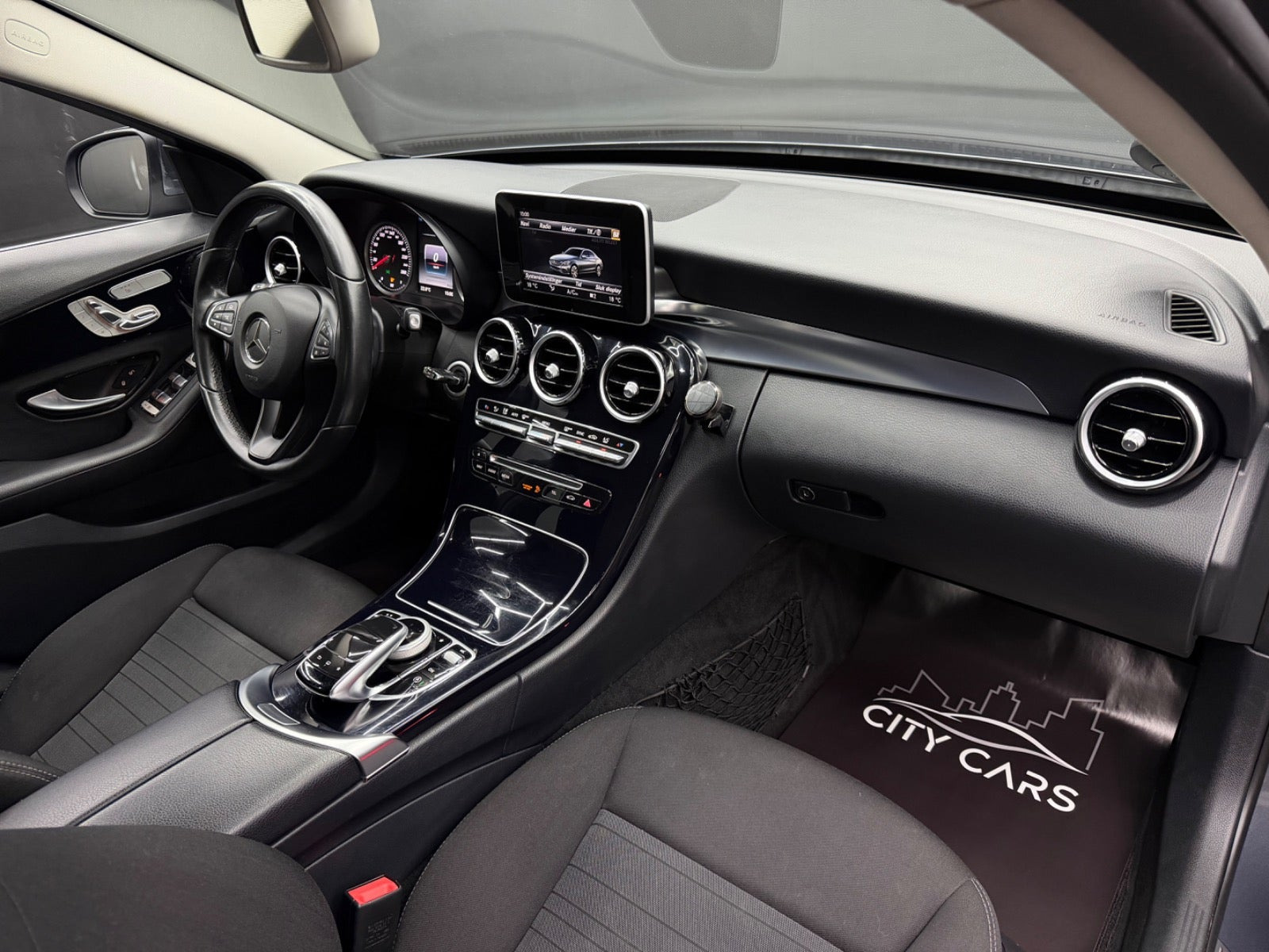 Grå Mercedes C200 fra 2015