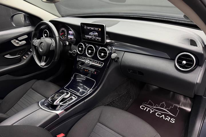Grå Mercedes C200 fra 2015