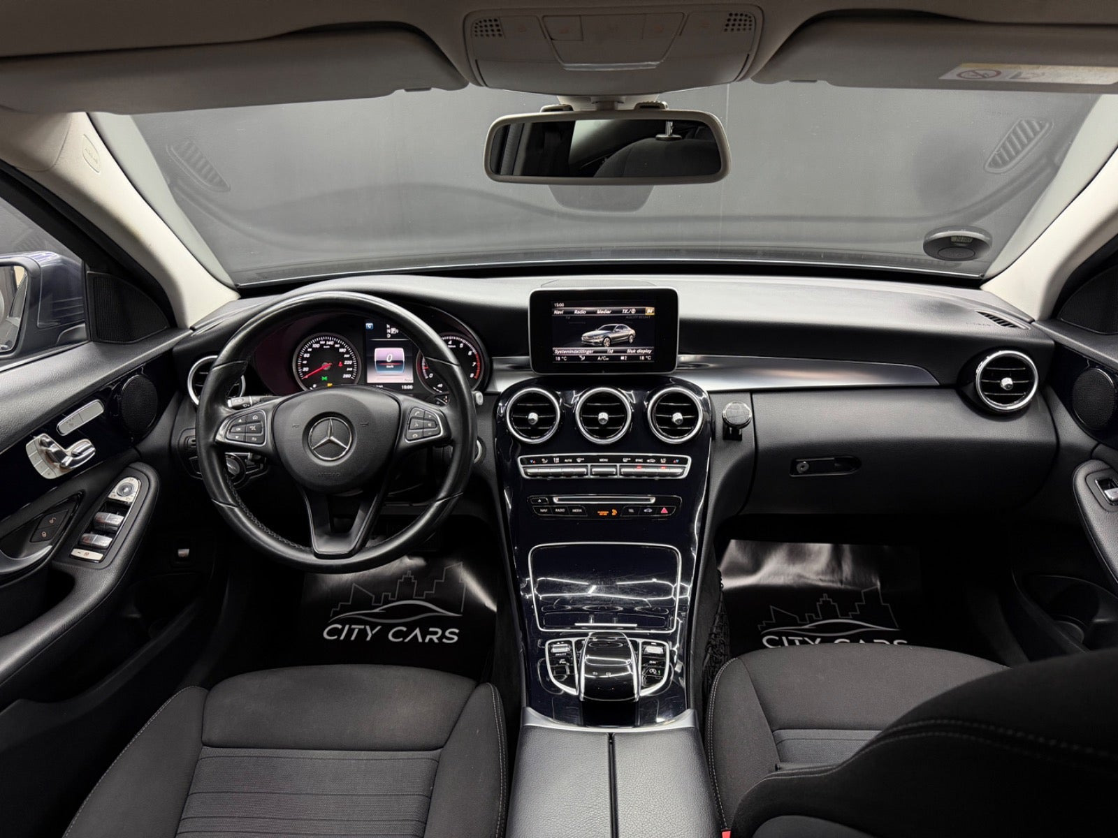 Grå Mercedes C200 fra 2015