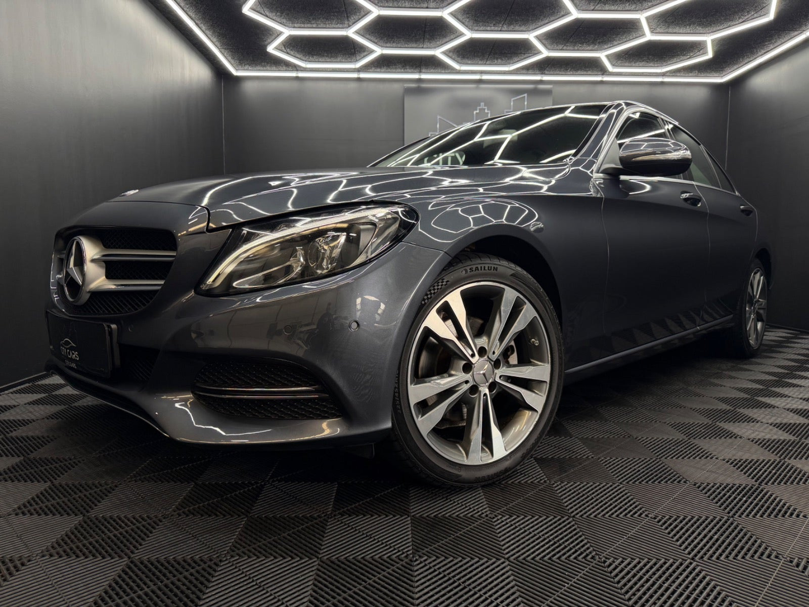 Grå Mercedes C200 fra 2015