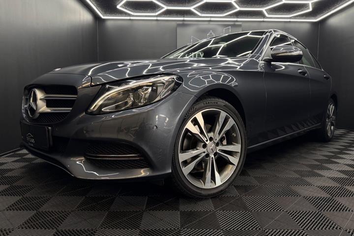 Grå Mercedes C200 fra 2015