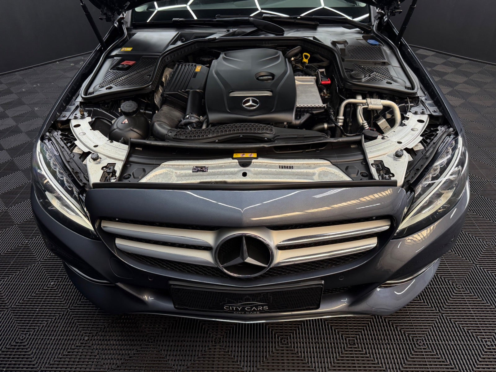 Grå Mercedes C200 fra 2015