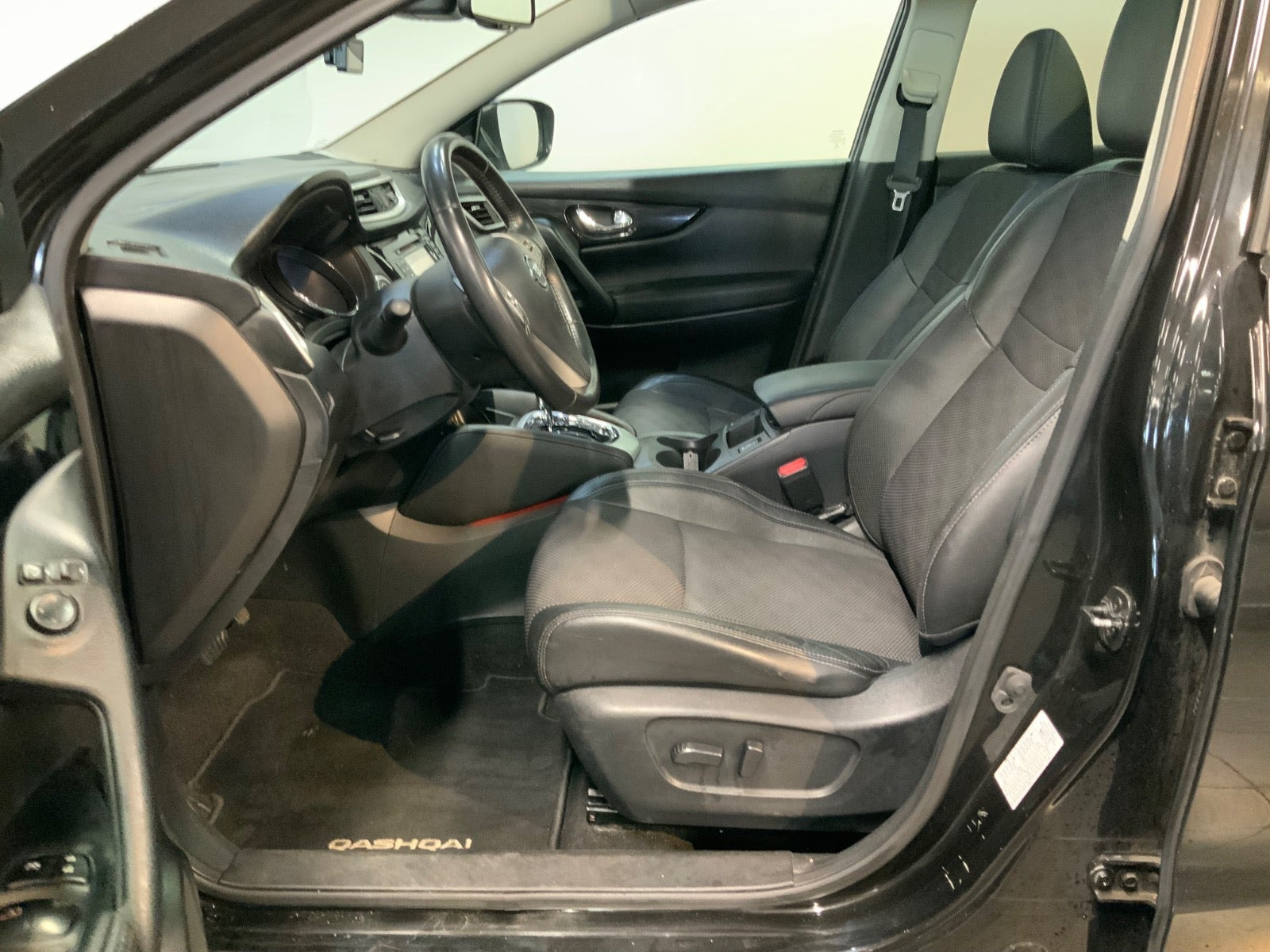 Sort Nissan Qashqai fra 2014