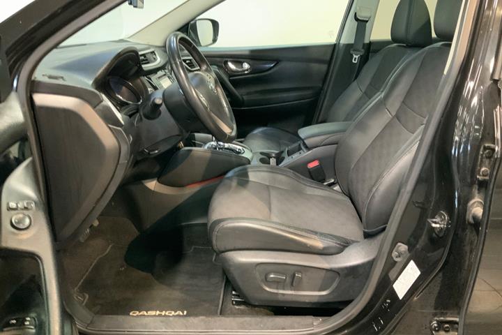 Sort Nissan Qashqai fra 2014