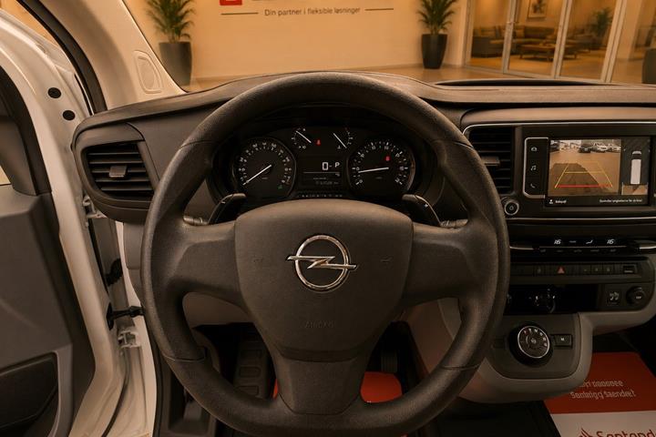 Hvid Opel Vivaro fra 2022