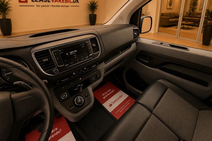 Hvid Opel Vivaro fra 2022