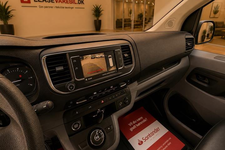Hvid Opel Vivaro fra 2022