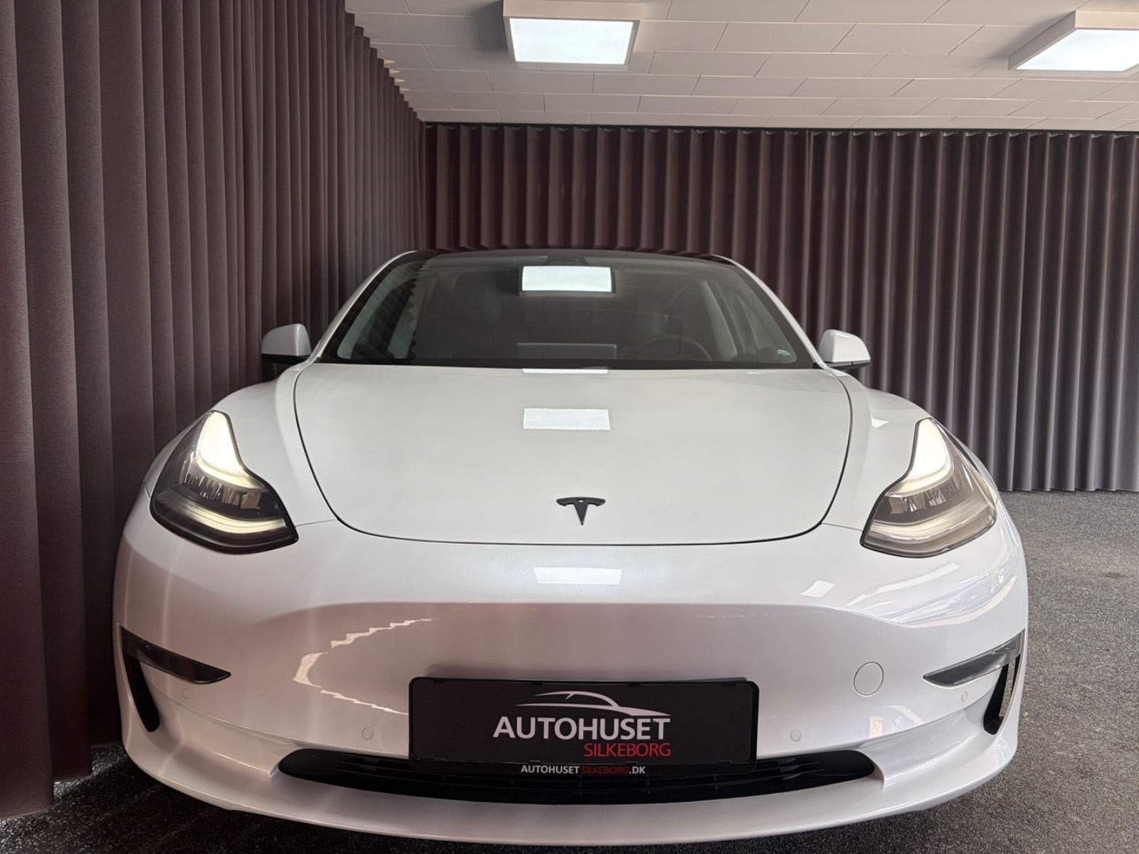 Sort Tesla Model 3 fra 2020