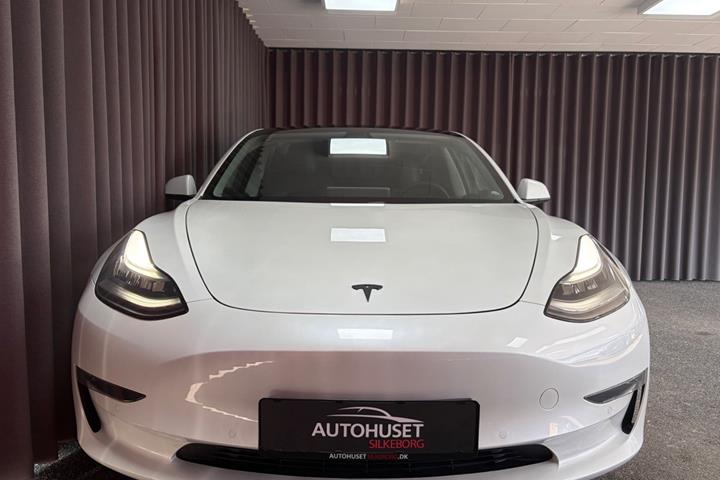 Sort Tesla Model 3 fra 2020
