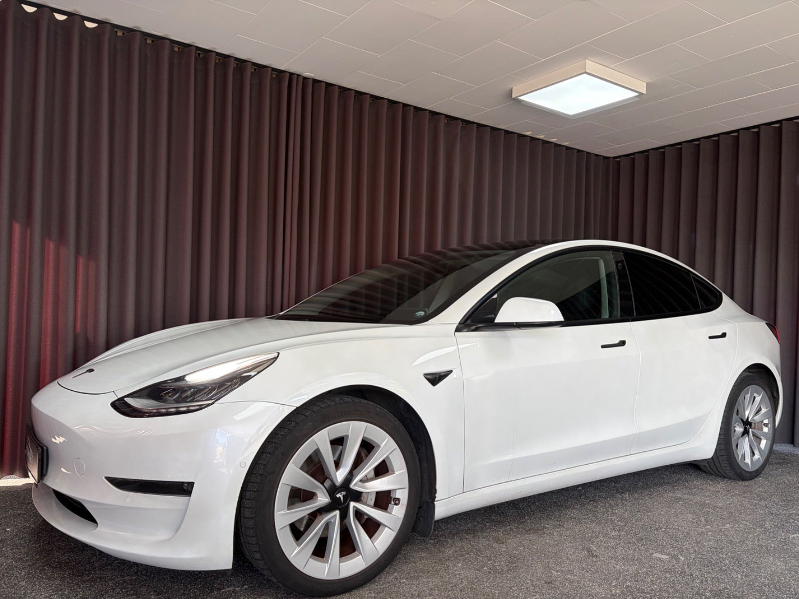 Sort Tesla Model 3 fra 2020