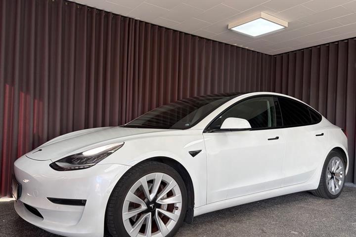 Sort Tesla Model 3 fra 2020