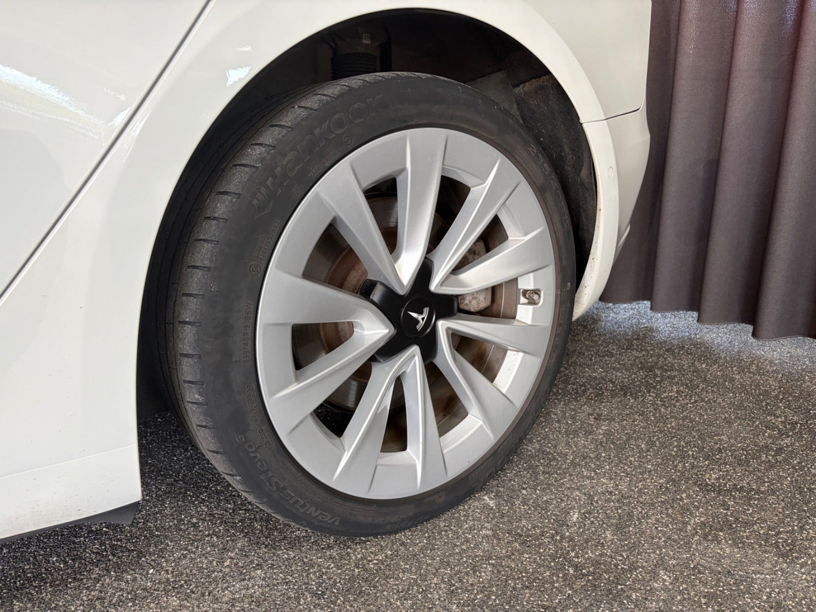 Sort Tesla Model 3 fra 2020