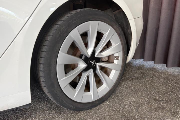 Sort Tesla Model 3 fra 2020