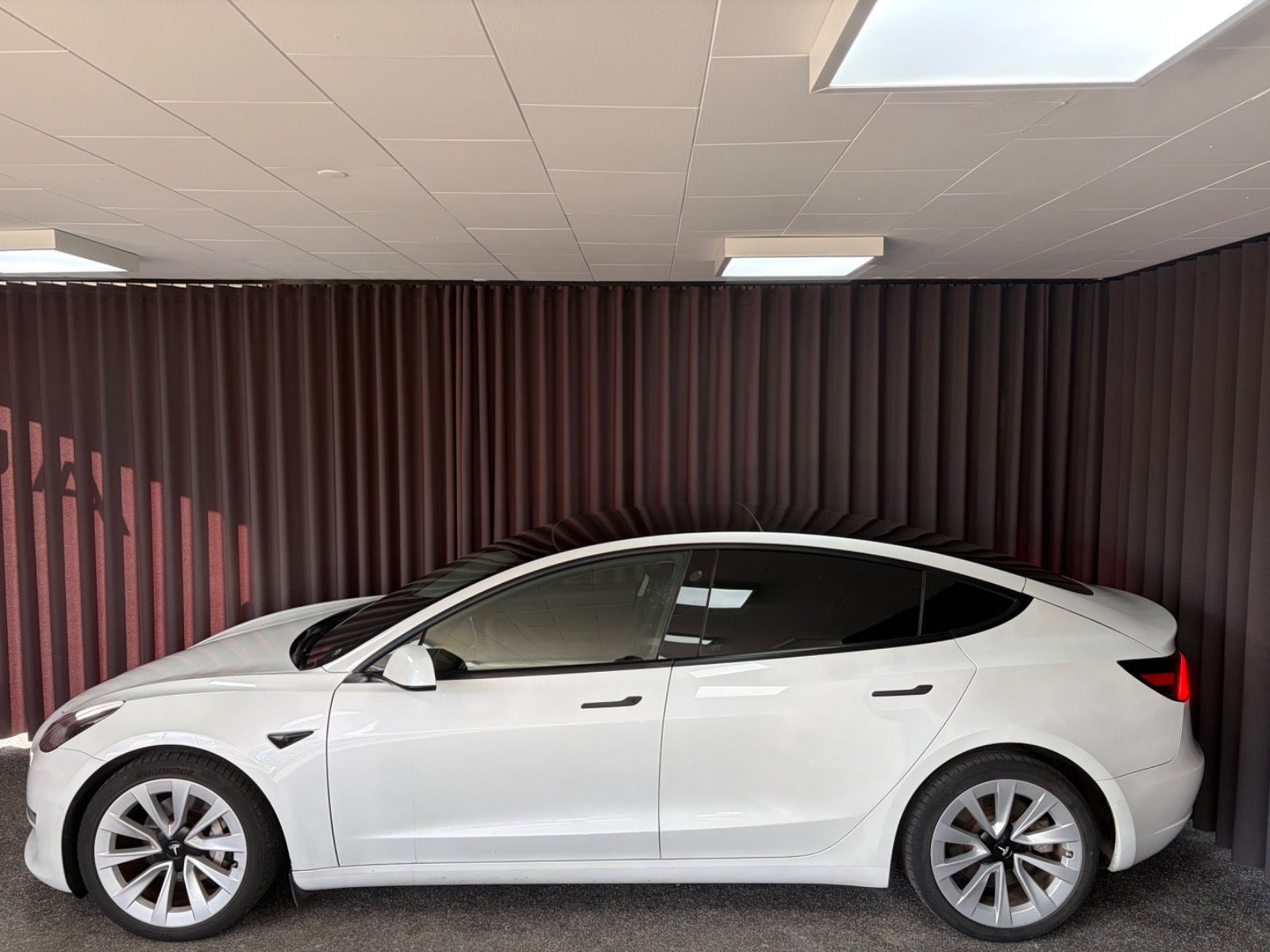 Sort Tesla Model 3 fra 2020