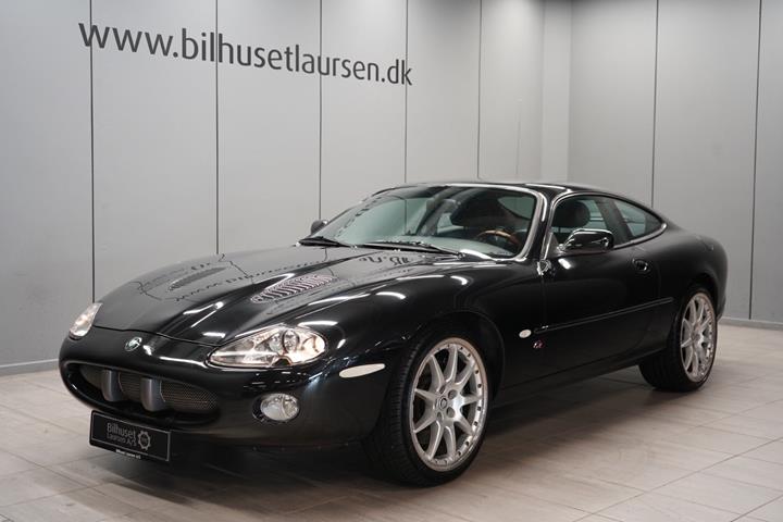 Sort Jaguar XK fra 2001