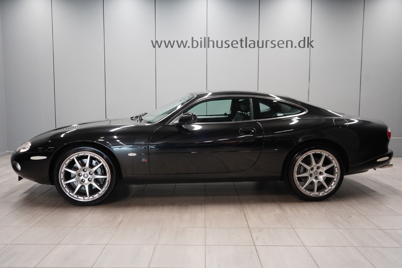 Sort Jaguar XK fra 2001