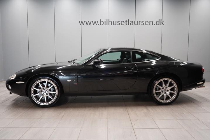 Sort Jaguar XK fra 2001