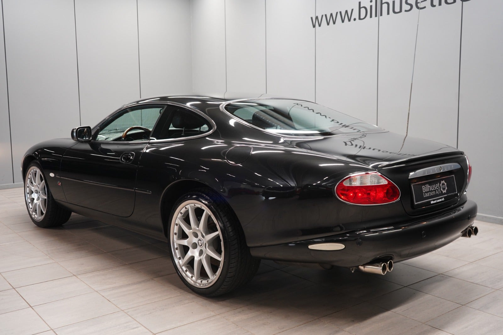Sort Jaguar XK fra 2001