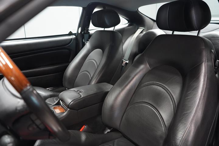 Sort Jaguar XK fra 2001