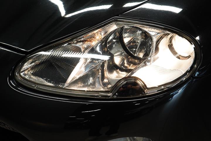 Sort Jaguar XK fra 2001
