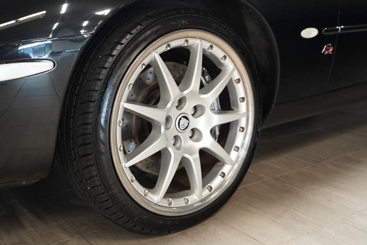 Sort Jaguar XK fra 2001