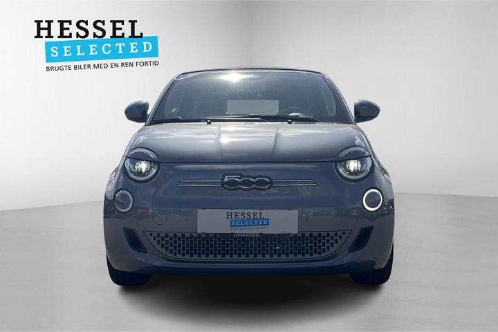 Grå Fiat 500e fra 2023