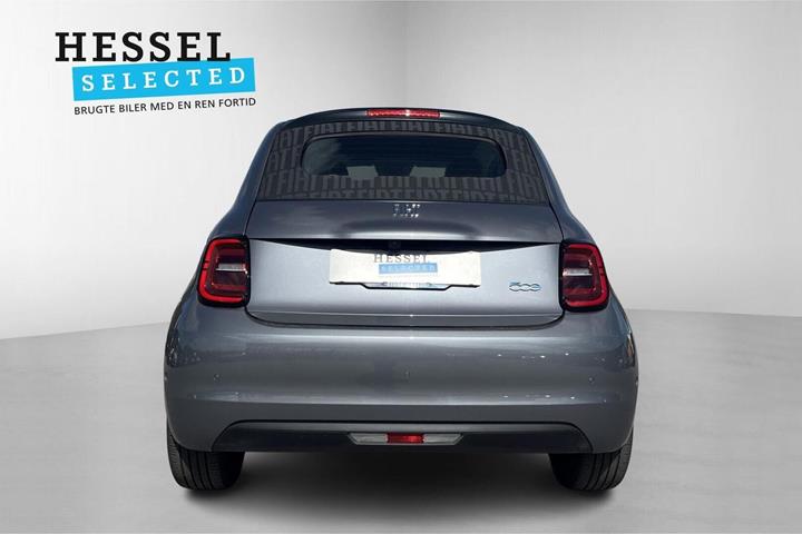 Grå Fiat 500e fra 2023