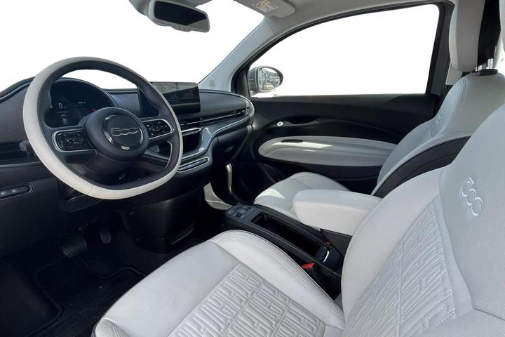 Grå Fiat 500e fra 2023